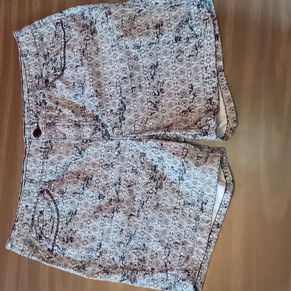 Bandolino Pants - Bandolino Size 14 White and Black Design Shorts